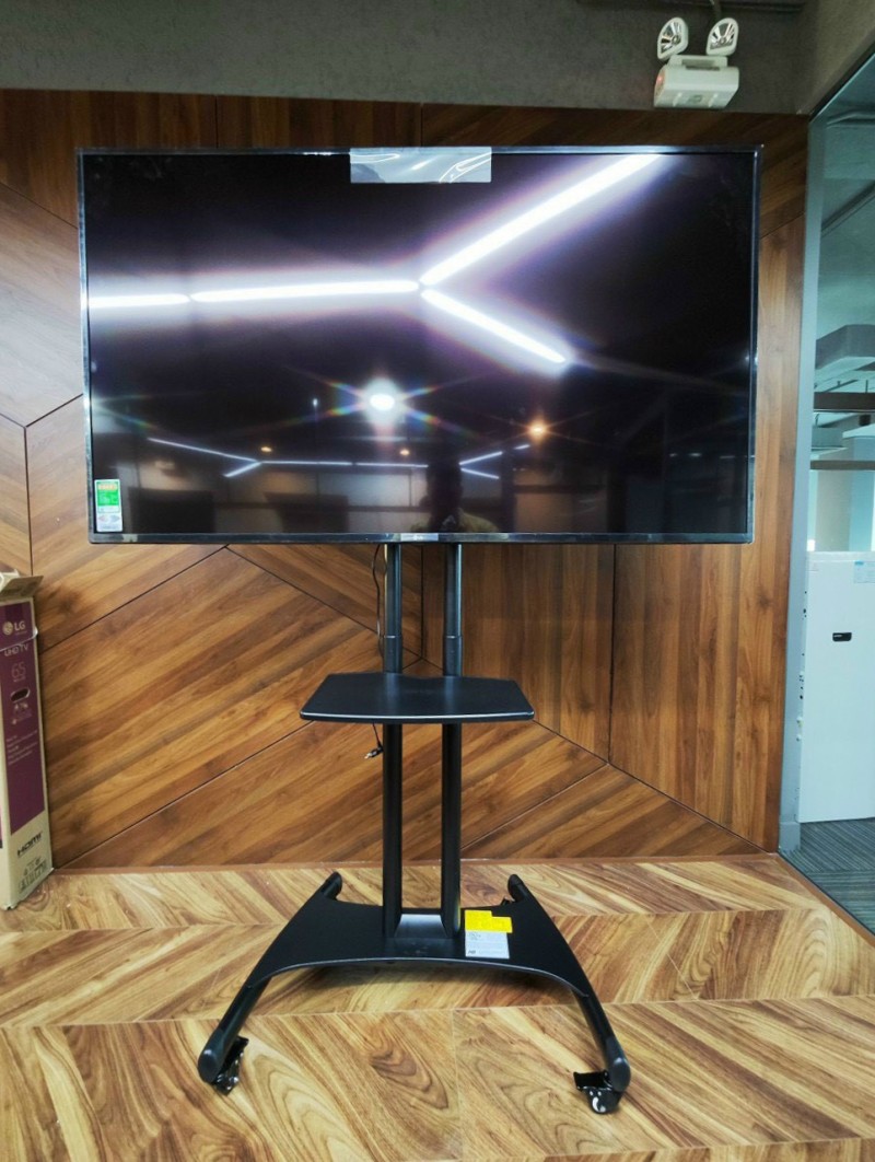 Giá treo cột Tivi di động AVA1500-60-1P (Có chân đế gắn Camera) (32 inch - 75 inch)