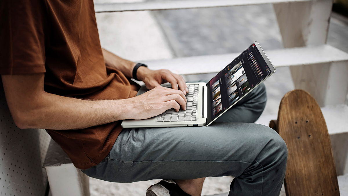 Acer-Swift-Air-14-SFA14-I31-Lifestyle-02
